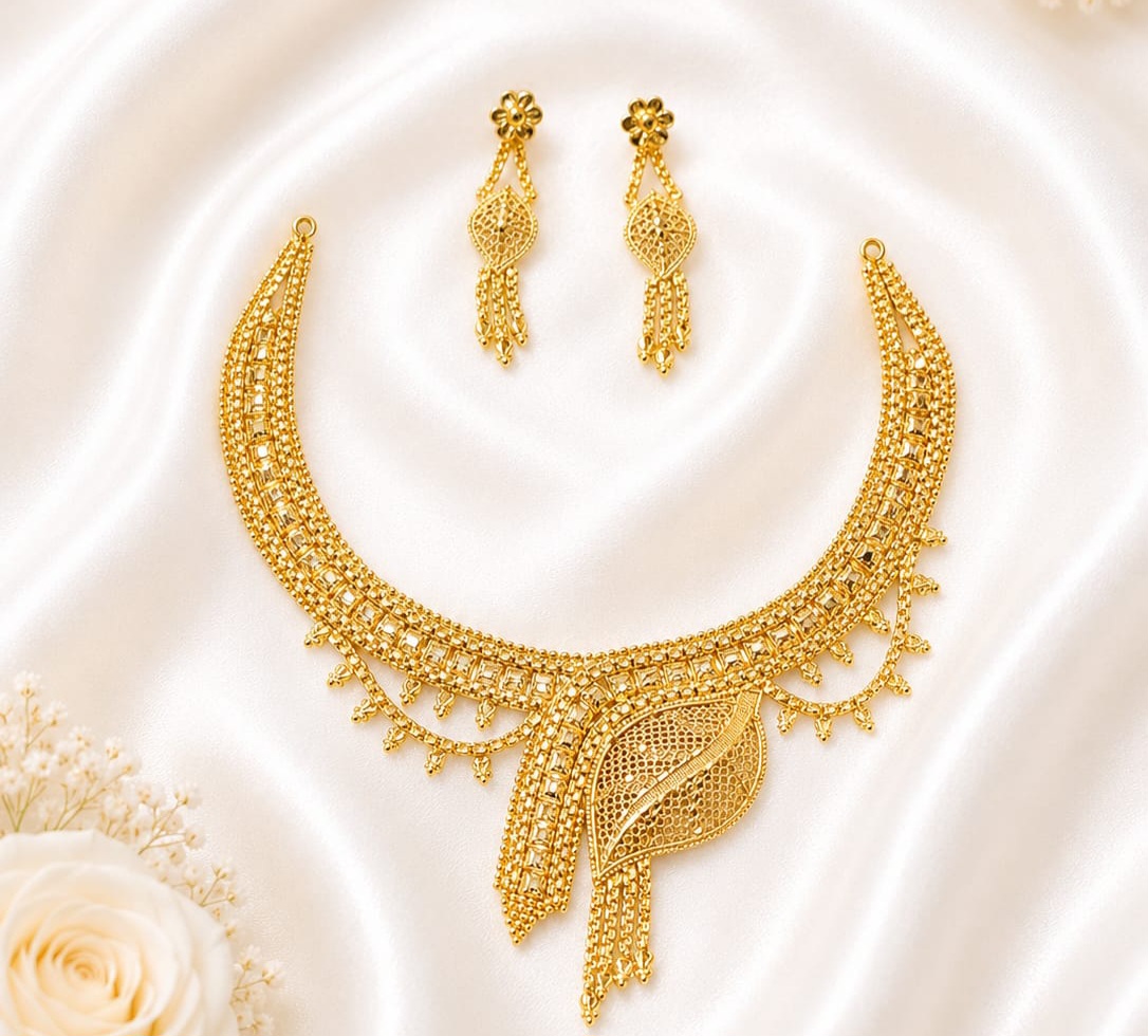 Delicate gold-plated leaf pendant necklace set